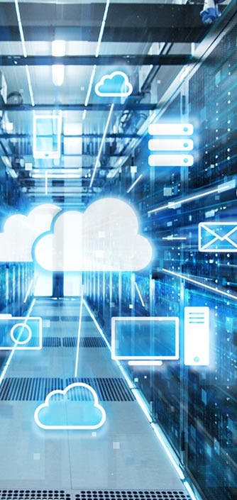 
illustration de nuages ​​et d'appareils connectés et de données sur fond de serveurs