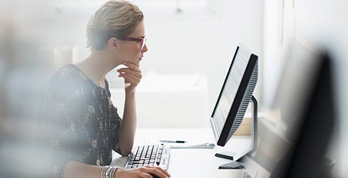 Femme d’affaires travaillant sur l'ordinateur